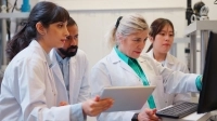 Groupe de scientifiques au travail