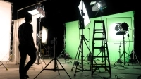 Studio d'enregistrement avec employé et écran vert