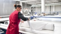 Employée travaillant le textile