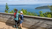 Enfants regardant le paysage
