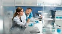 Deux chercheurs en laboratoire