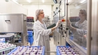 Employée dans une usine de transformation alimentaire