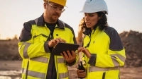 Employés portant des dossards