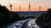 Éolienne vue d'une autoroute