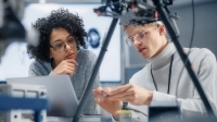 Collègues en réflexion, observant sur une pièce