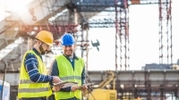 Employés de la construction devant un chantier