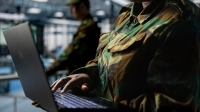 Personne de l'armée travaillant à l'ordinateur