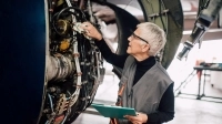 Femme nettoyant une pièce d'avion