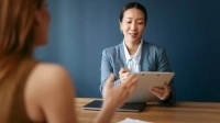 Deux femmes professionnelles en discussion