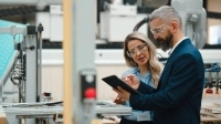 Collègues en discussion dans un laboratoire technologique