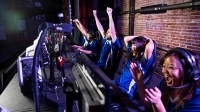 Groupe de gens jouant à des jeux vidéos