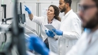 Deux scientifique en explication