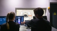 Deux collègue devant un écran montrant une image de radiographie