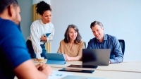 Groupe de personnes en rencontre