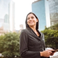 Femme d'affaires souriante à Montréal