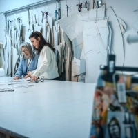 Employées de la mode en plein travail