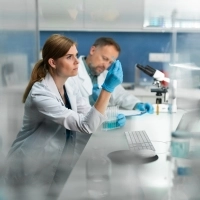 Deux chercheurs en laboratoire
