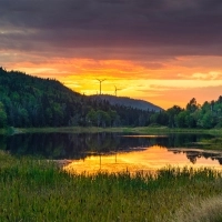 Soleil couchant avec des éoliennes