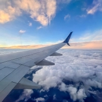 Aile d'avion dans le ciel