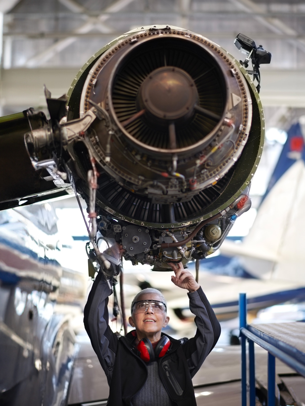 Femme travaillant sur un avion