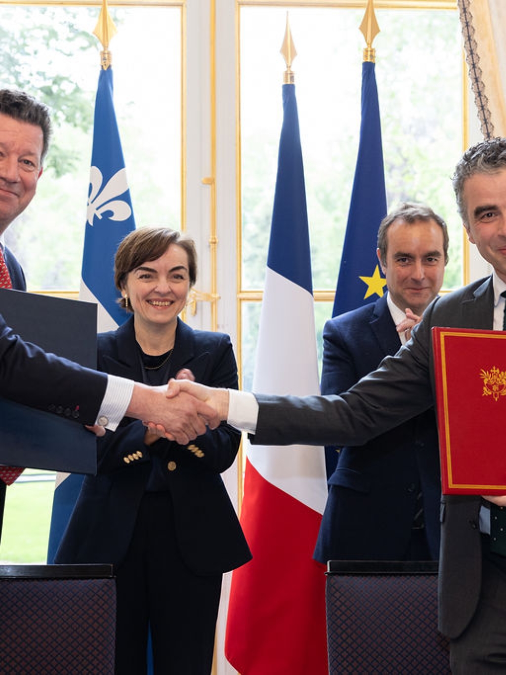 Hubert Bolduc et Christine Fréchette accompagnés des représentants de Business France