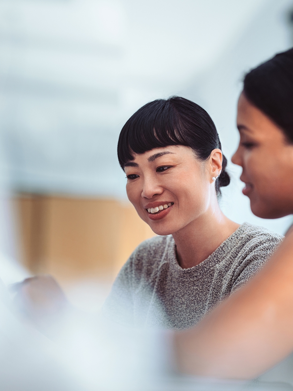 Deux femmes professionnelles en discussion