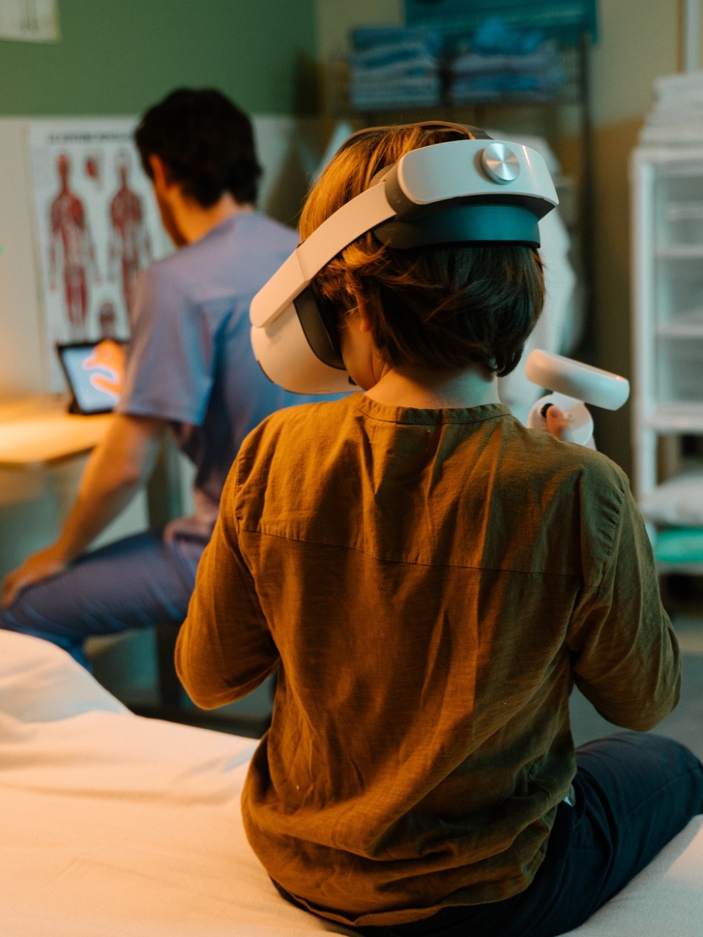 Enfant utilisant un casque de réalité virtuelle avec son parent