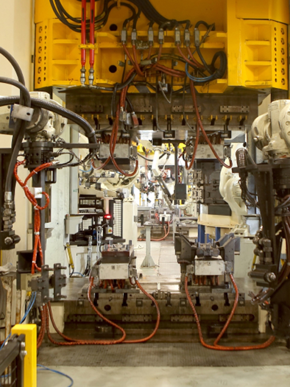 Bras robotisés dans un usine d'assemblage de pièces de voitures
