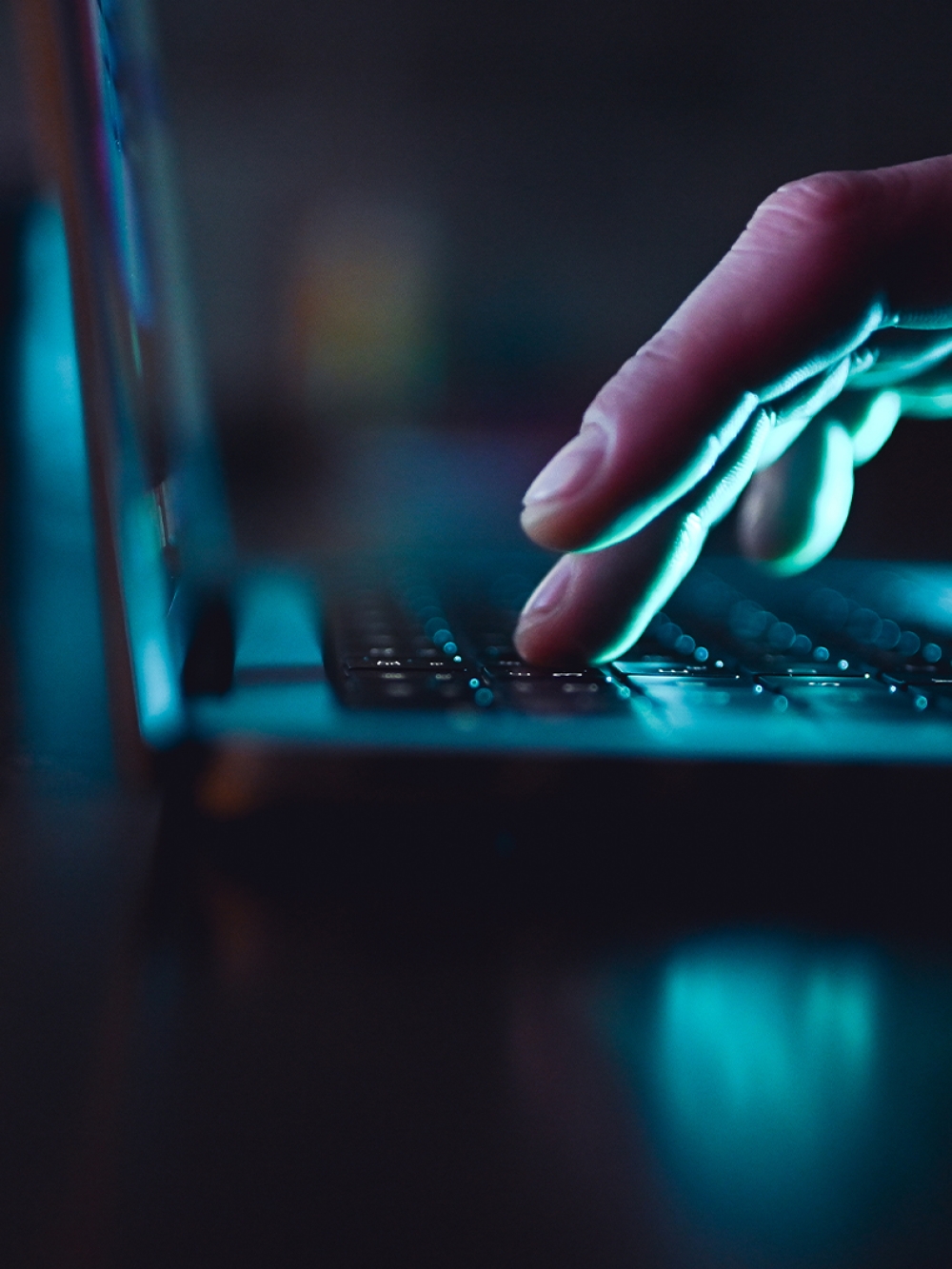 Mains devant un clavier d'ordinateur
