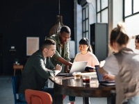 Équipe de travail diversifiée 