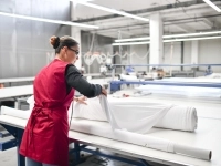 Employée travaillant le textile