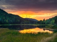 Soleil couchant avec des éoliennes