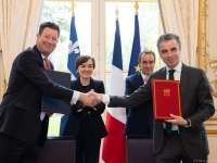 Hubert Bolduc et Christine Fréchette accompagnés des représentants de Business France