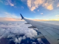 Aile d'avion dans le ciel