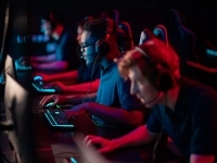 Jeunes hommes jouant à des jeux vidéos