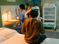 Enfant utilisant un casque de réalité virtuelle avec son parent