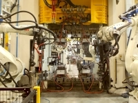Bras robotisés dans un usine d'assemblage de pièces de voitures