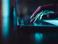 Mains devant un clavier d'ordinateur